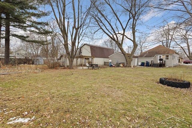 view of yard featuring an outdoor structure