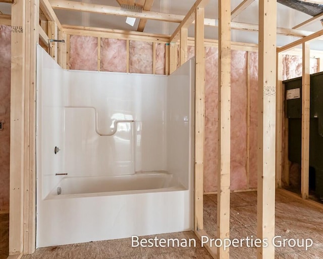 bathroom with tub / shower combination