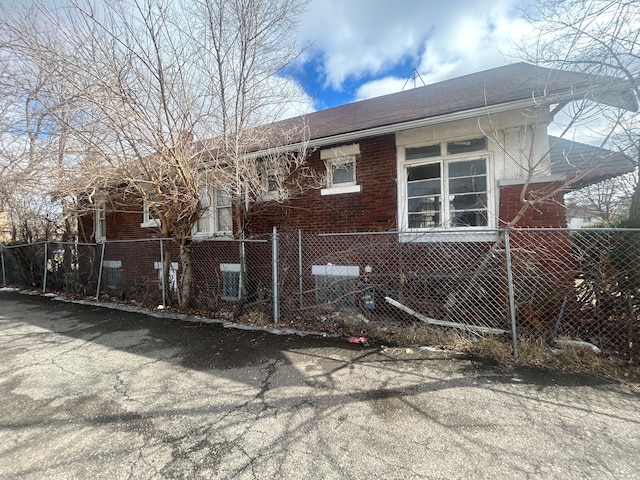 view of front of home with brick siding and a fenced front yard