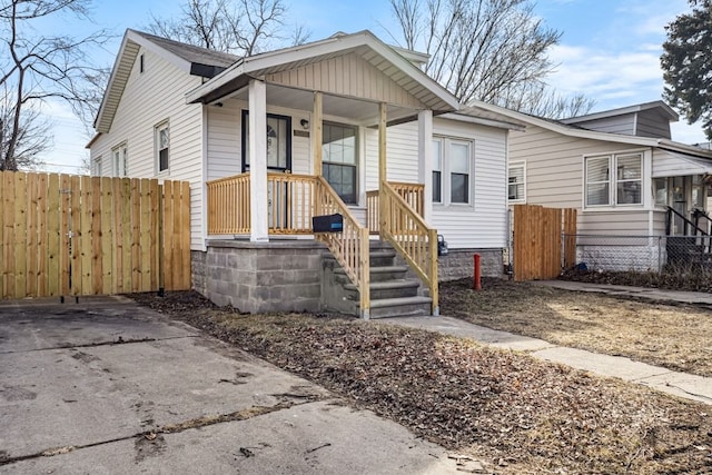 view of front of property featuring a porch and fence