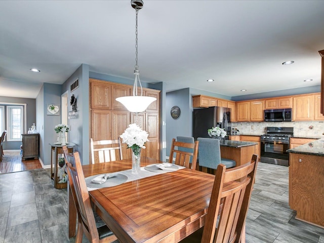 dining space with recessed lighting, baseboards, and visible vents