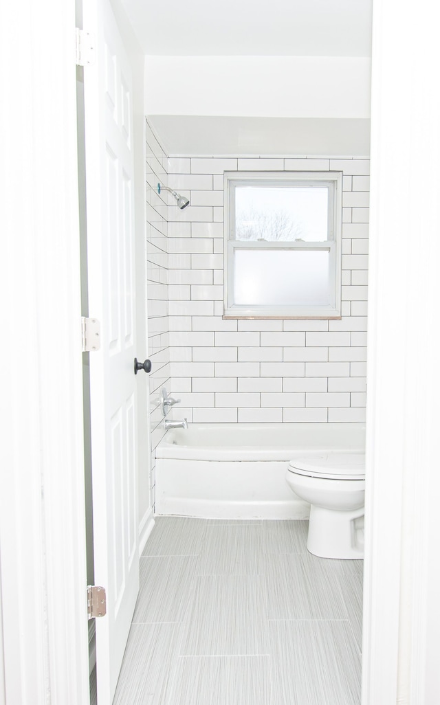 full bathroom with toilet and washtub / shower combination