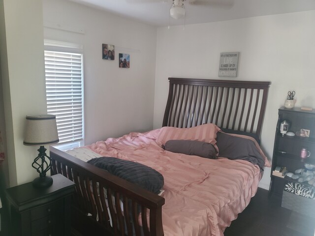 bedroom with ceiling fan