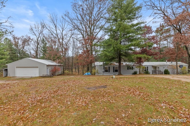 view of yard featuring a detached garage and an outdoor structure