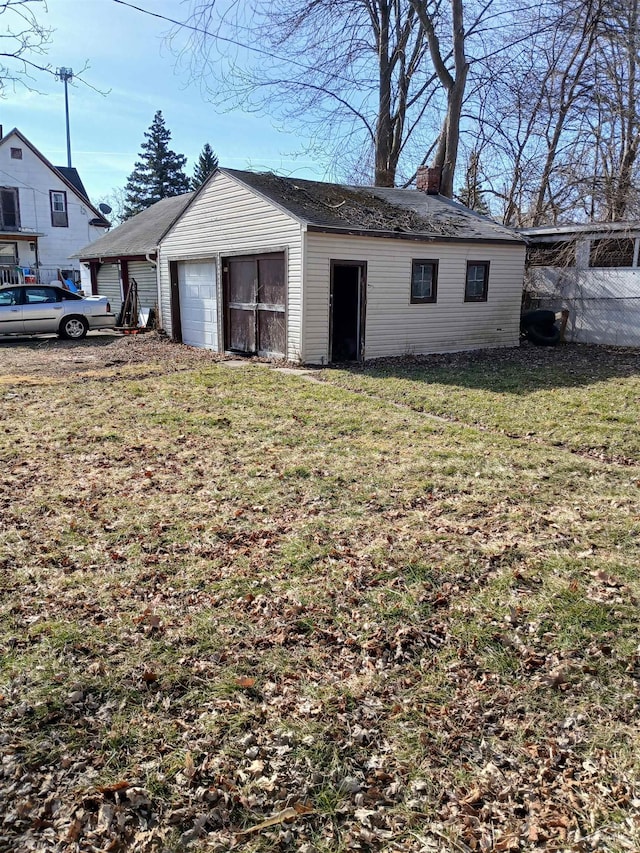 view of outdoor structure featuring a garage and an outdoor structure