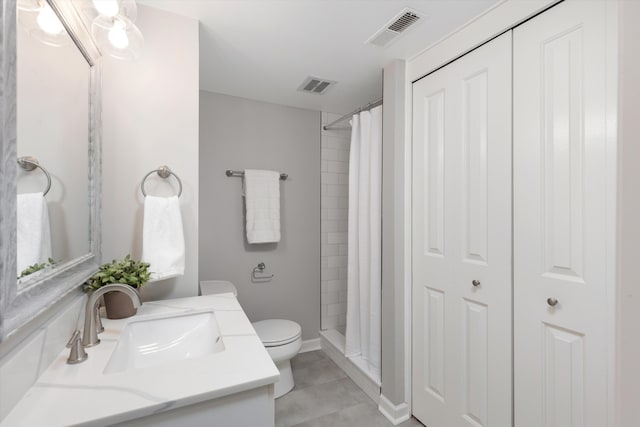 bathroom with vanity, curtained shower, toilet, and visible vents