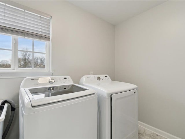 laundry room with laundry area, independent washer and dryer, marble finish floor, and baseboards