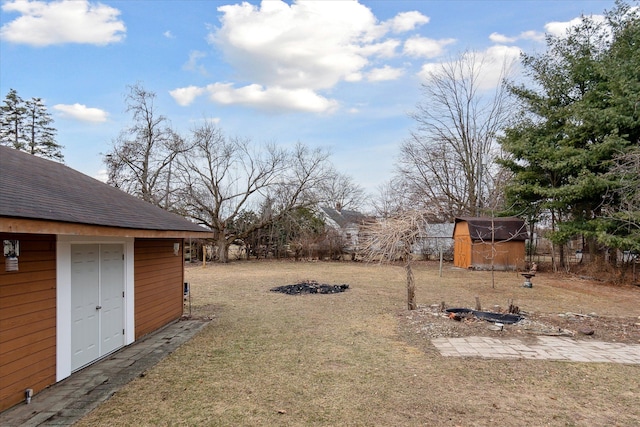 view of yard featuring an outbuilding and a storage shed