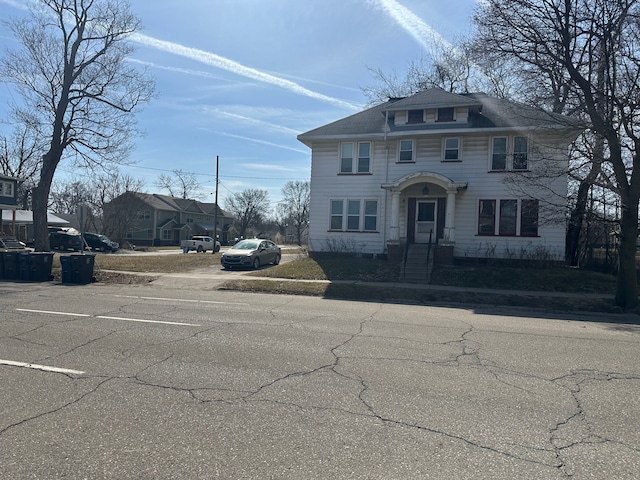 traditional style home featuring uncovered parking