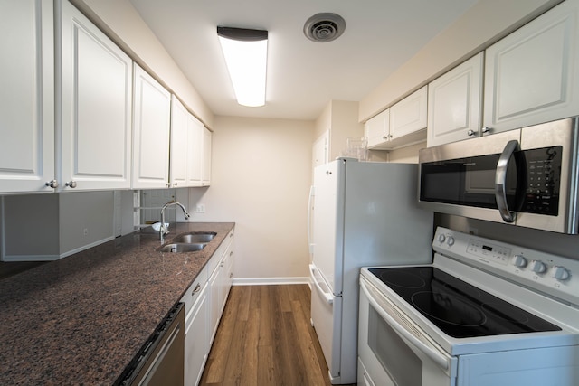 kitchen with visible vents, a sink, dark wood-style floors, white cabinetry, and appliances with stainless steel finishes