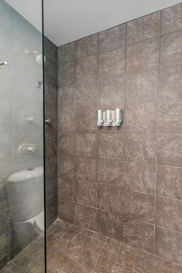 full bathroom featuring tiled shower