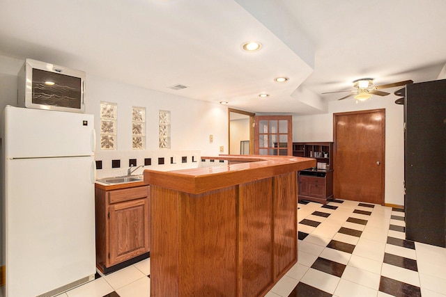 kitchen with visible vents, a sink, freestanding refrigerator, recessed lighting, and ceiling fan