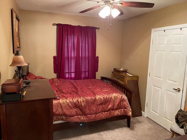 carpeted bedroom featuring a ceiling fan