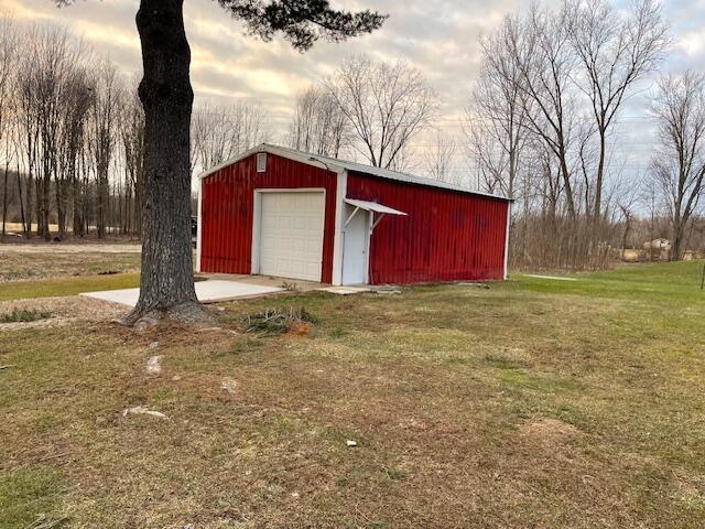 view of outdoor structure with an outbuilding