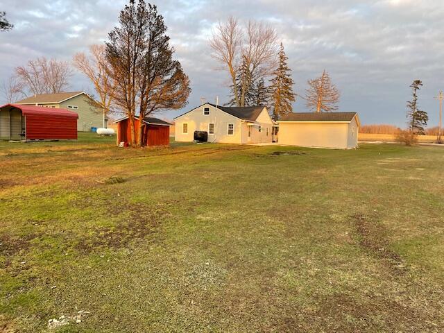 view of yard with an outdoor structure