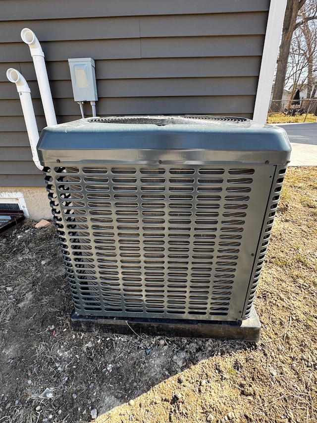520 E Evelyn Ave, Hazel Park, MI 48030 - exterior details with central AC