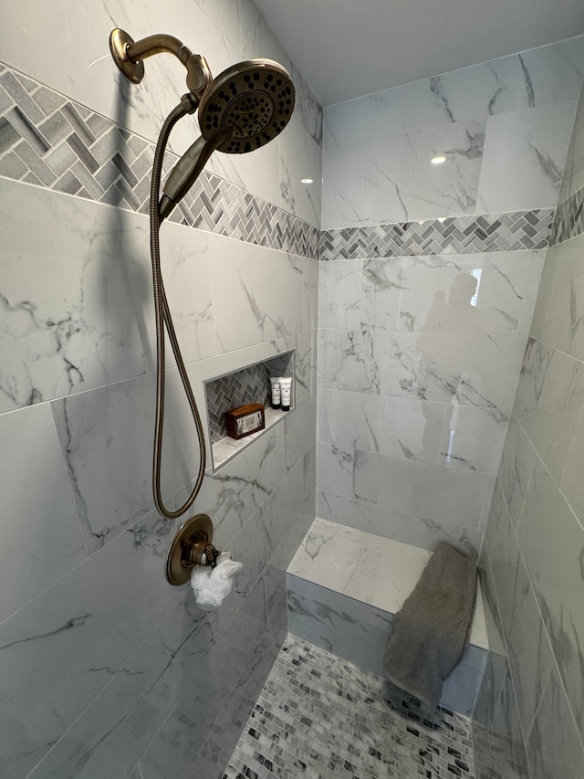 bathroom featuring a tile shower