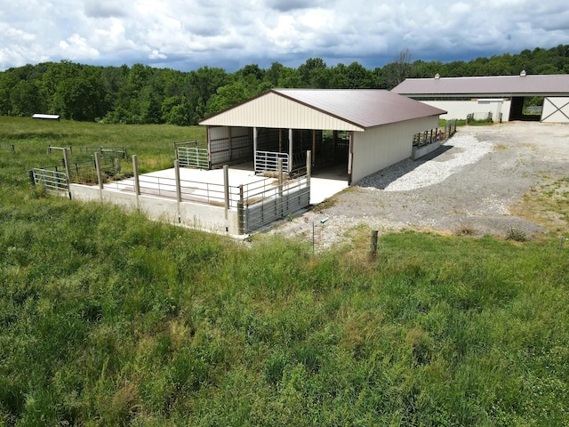 view of stable with a view of trees