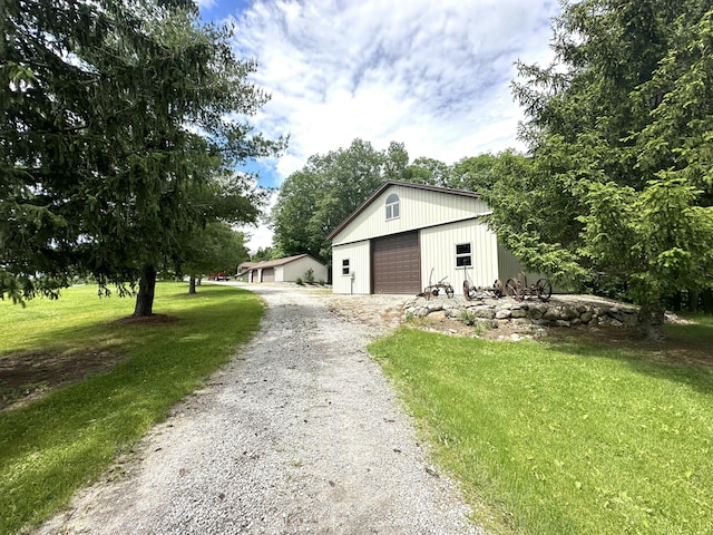 detached garage featuring gravel driveway