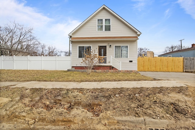 bungalow-style house featuring fence