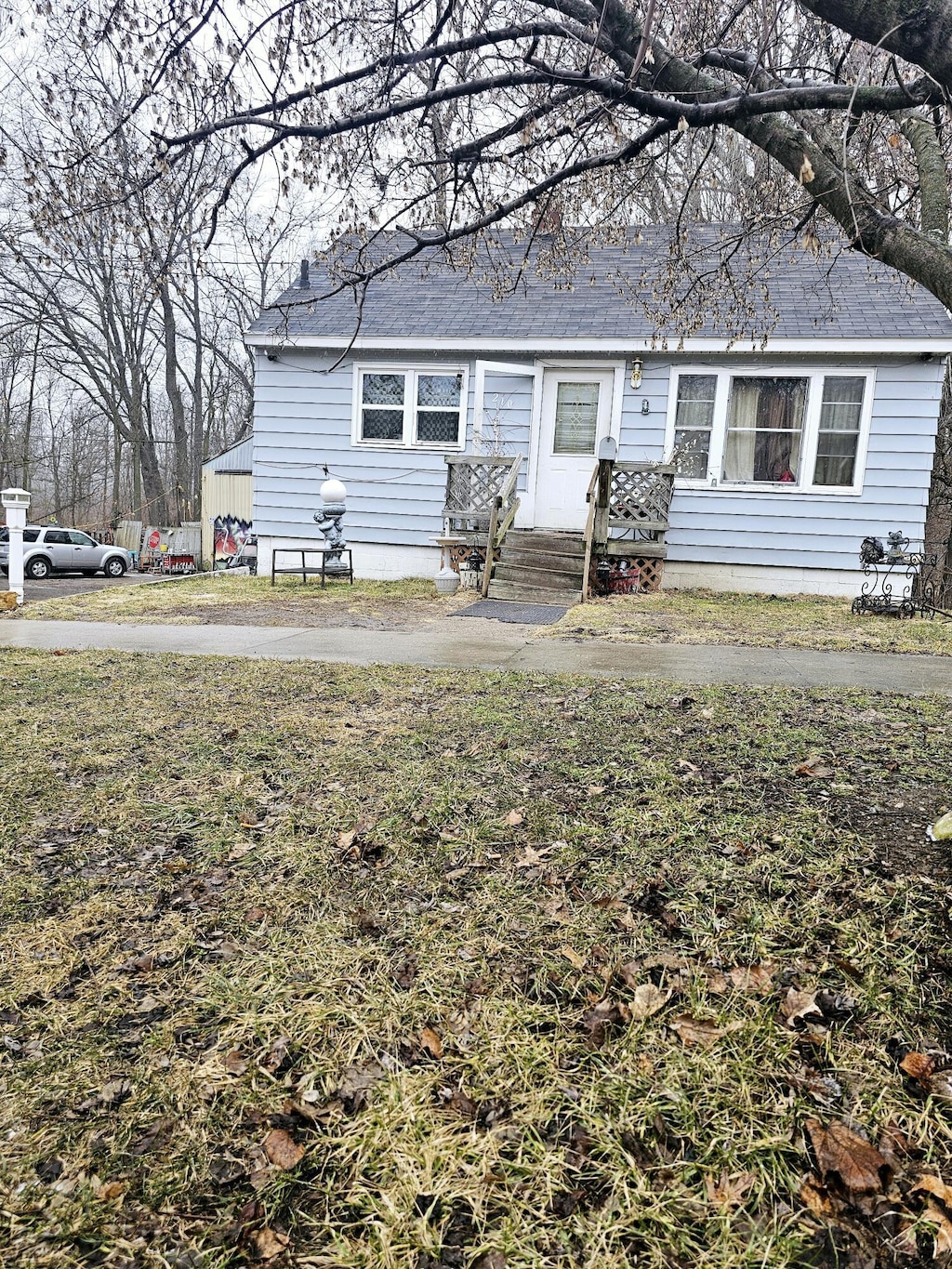 view of front of house featuring a shingled roof