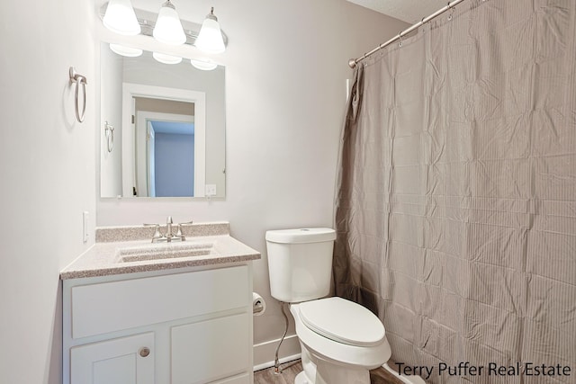 full bath with vanity, curtained shower, and toilet