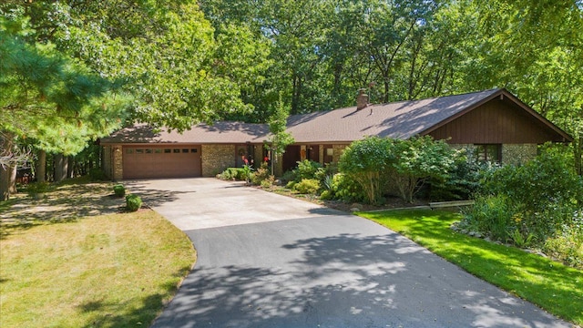 view of front of house featuring a front yard, a garage, and driveway