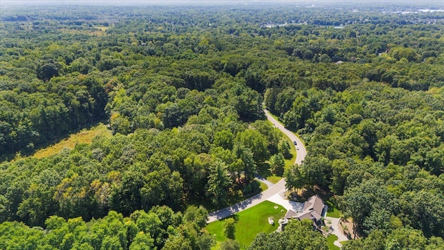 birds eye view of property featuring a forest view