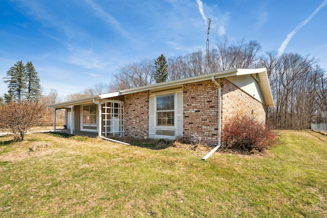 view of front facade featuring a front yard and brick siding