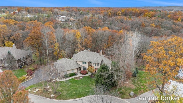 bird's eye view featuring a wooded view