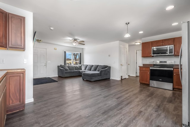 living room featuring dark wood-style floors, recessed lighting, ceiling fan, and baseboards