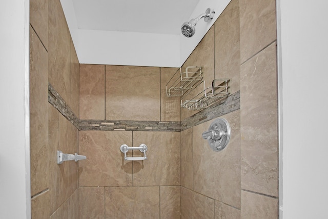 bathroom featuring a tile shower