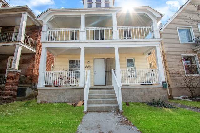 view of front facade with a porch and a front lawn