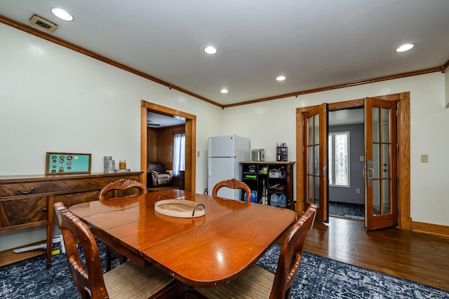 dining room featuring visible vents, wood finished floors, recessed lighting, crown molding, and baseboards