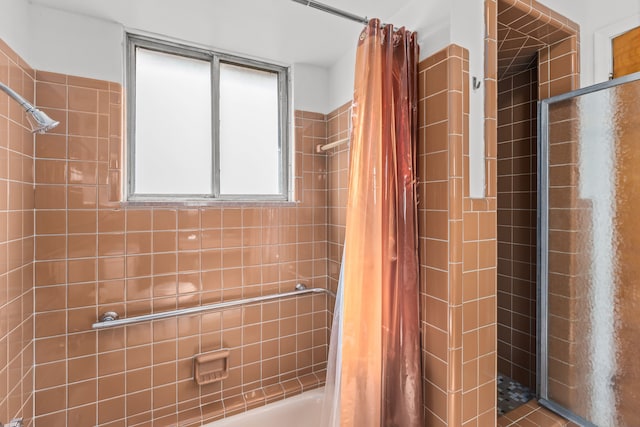 bathroom featuring tiled shower / bath