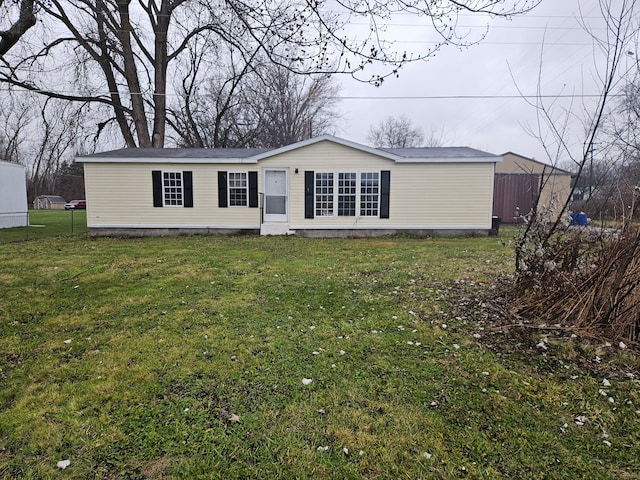 manufactured / mobile home featuring a front lawn