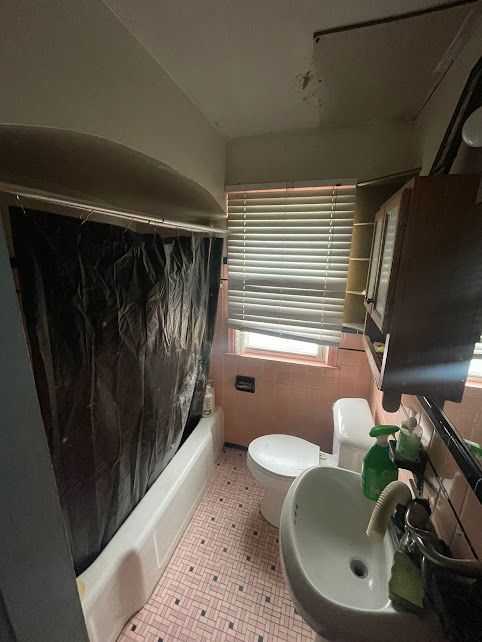 full bathroom featuring tile patterned floors, a sink, toilet, and shower / bath combo