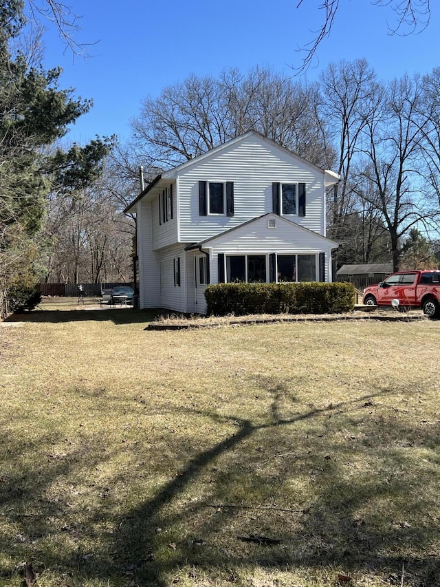 view of front of house featuring a front lawn