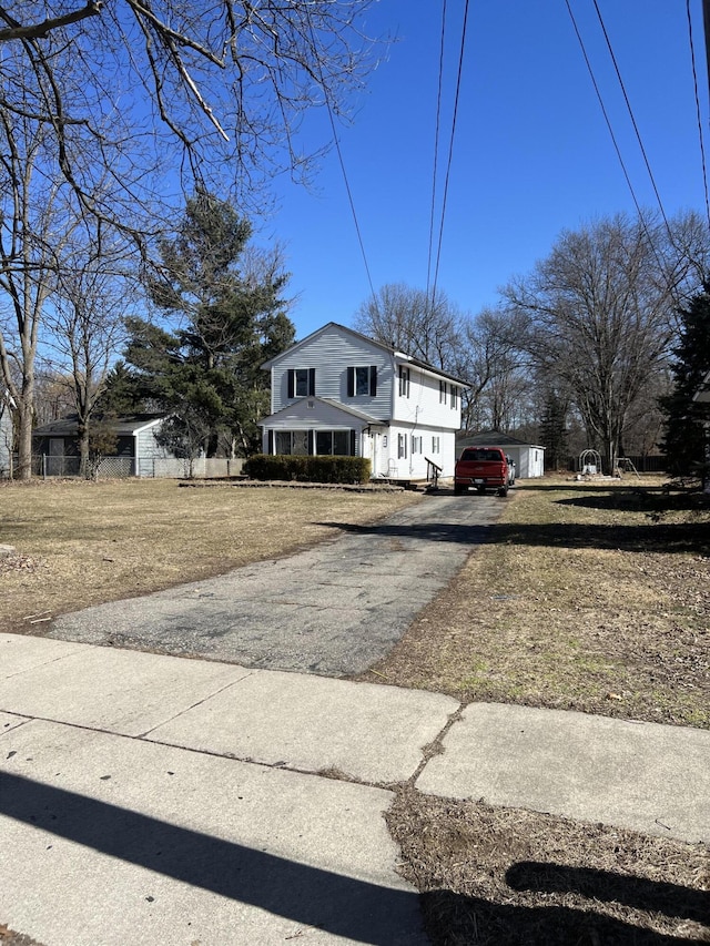 view of front of property featuring driveway and a front yard