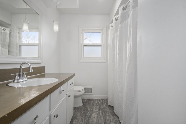 full bath featuring visible vents, baseboards, toilet, a shower with curtain, and vanity