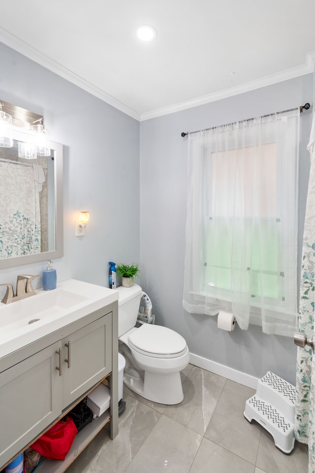 full bathroom featuring baseboards, vanity, toilet, and crown molding