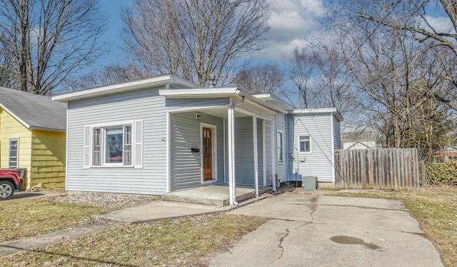 view of front of property with covered porch and fence