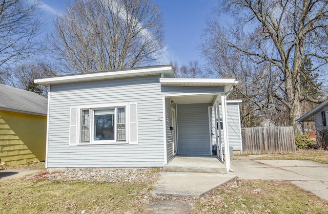 view of front facade featuring a porch and fence