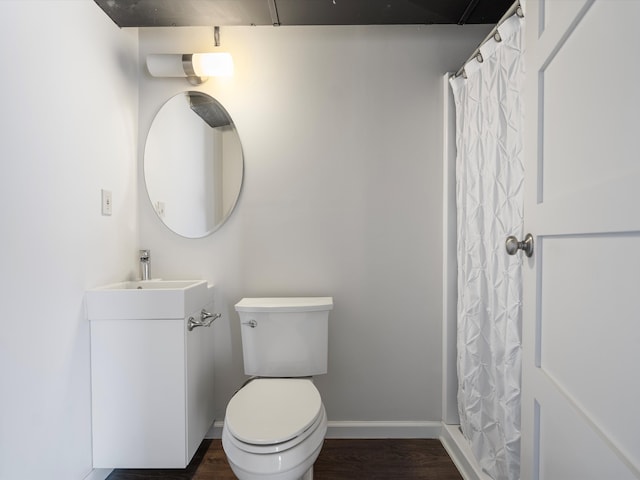 full bathroom featuring baseboards, toilet, a shower with curtain, wood finished floors, and a sink