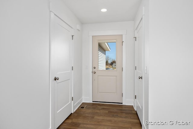 entryway featuring dark wood-type flooring, recessed lighting, and visible vents