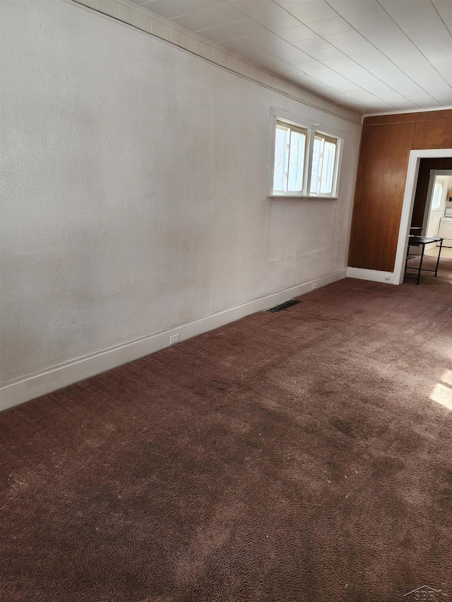 unfurnished room with carpet flooring, baseboards, and visible vents