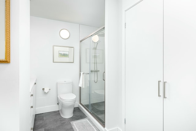 full bathroom featuring a shower stall, toilet, vanity, and baseboards