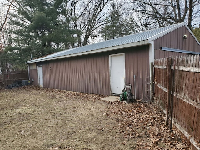 view of outdoor structure featuring an outbuilding