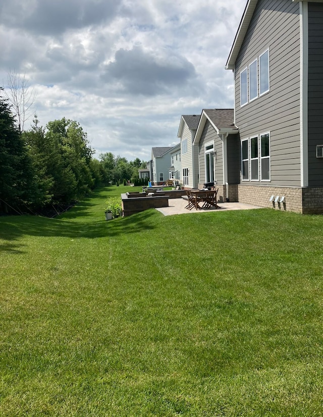 view of yard featuring a patio