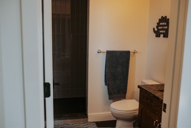 72460 Henry D Dr, Romeo, MI 48065 - full bathroom featuring toilet, tiled shower, and vanity